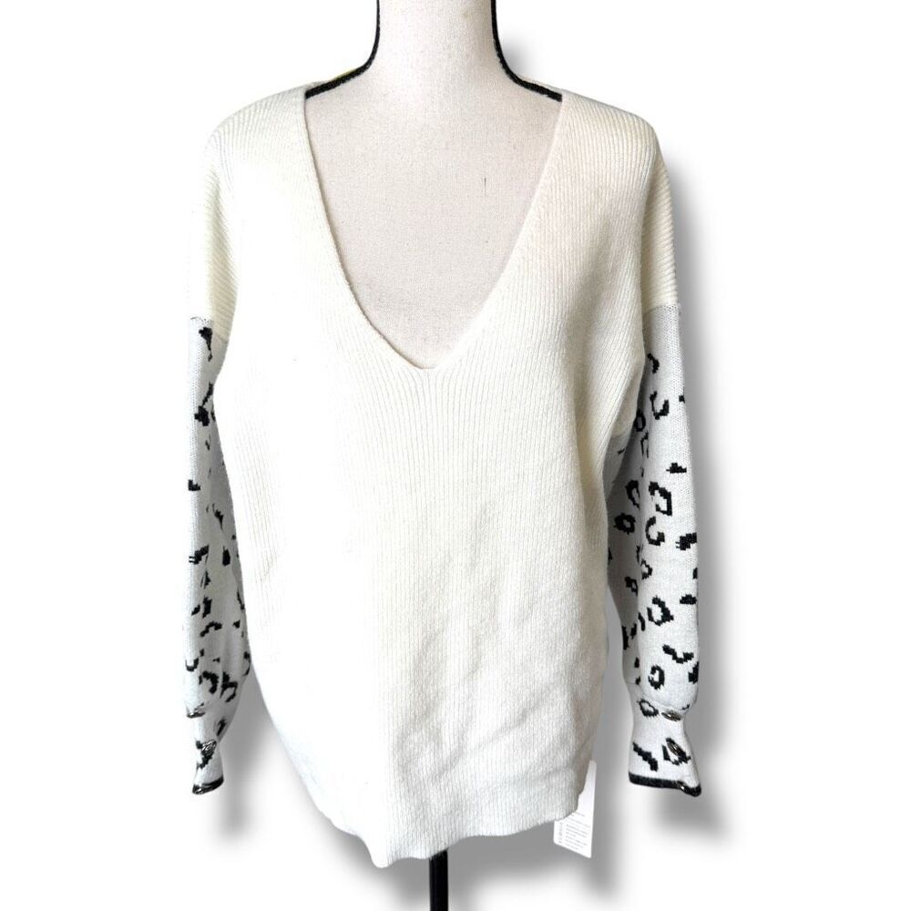 Tendency V-Neck Leopard Print Sleeve Pullover‎ Sweater White Gray Size Small NWT